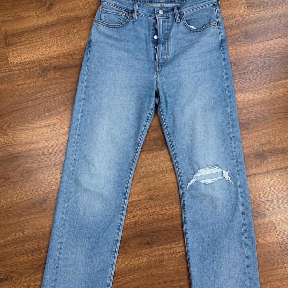 Levi’s Wedgie Straight Jean Women’s 31 button fly Light Wash Distressed Raw Hem